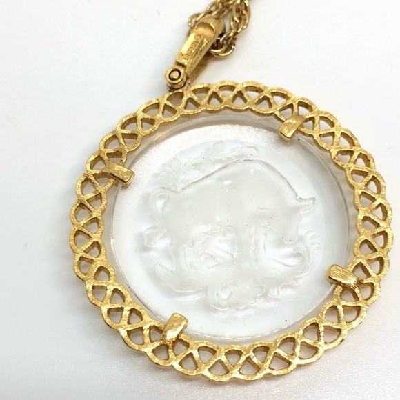 VINTAGE CROWN TRIFARI TAURUS ZODIAC MEDALLION NECKLACE GOLD TONE ASTROLOGY - Picture 7 of 15